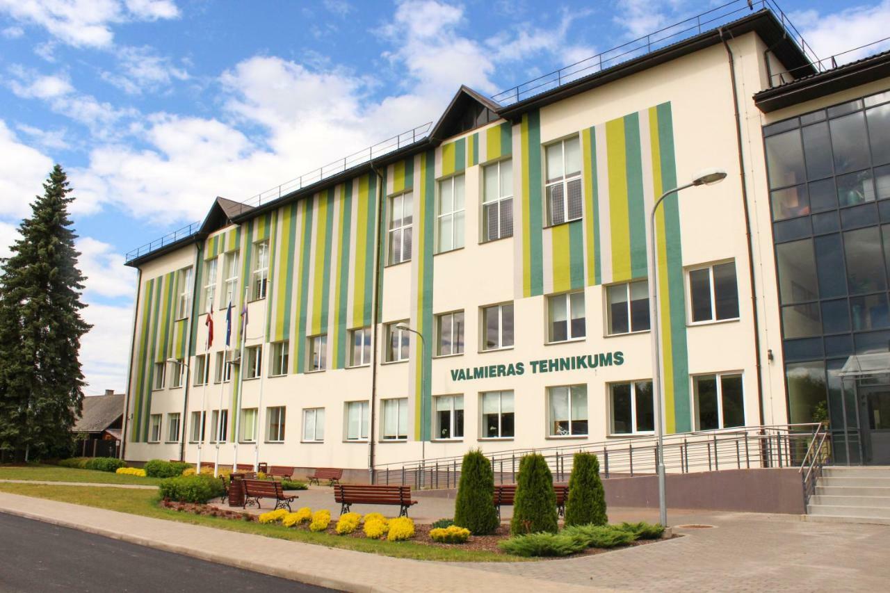 Valmieras Tehnikuma Dienesta Viesnica Luaran gambar
